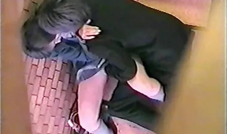 Người đàn ông và hai sec may bay ba da con non