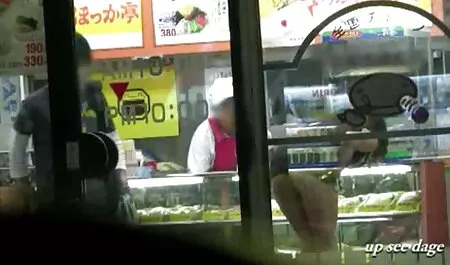 Trên gai gia sec bàn, một phụ nữ đẹp